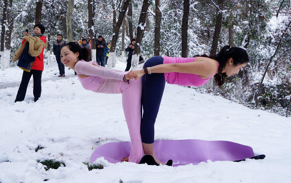 美女雪地练瑜伽 赤膊赤脚美丽又"冻人"