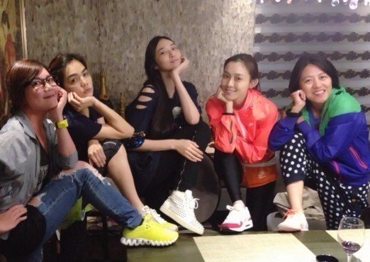 梁静茹范玮琪开幸福“人妻派对” 姐妹淘开心聚餐(图)