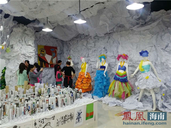 在望海国际的六楼艺术中心举行的“艺术童行·胡画出彩”少儿美术创意展,让参观的老师和家长们大为惊叹。 夏娟华老师从事少儿美术教育近50年,其现代教学方法、当代教学理念、以及超前的思维意识和积极的精神面貌都鼓舞和教导着中国现当代儿童美术教育届的教师。 “儿童美术教育是一个系统工程。是教美孩子术还是教技术?