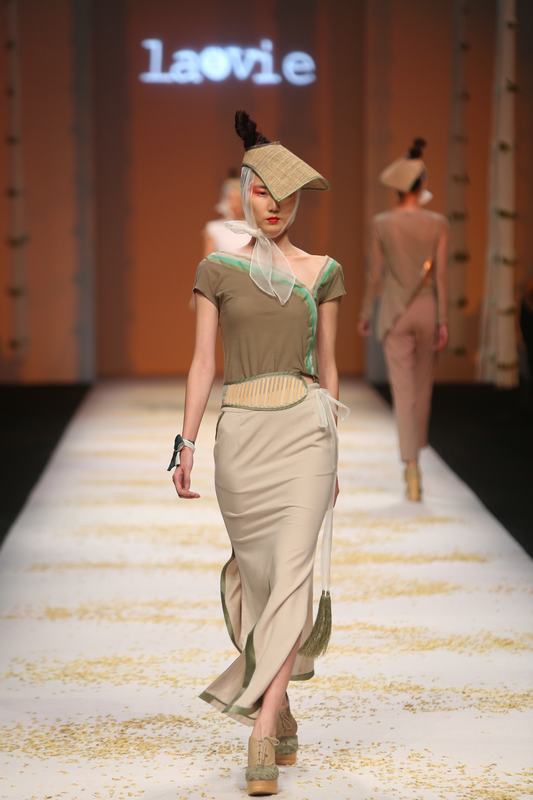 2012年10月24日，上海，上海2013春夏时装周，著名设计师吉承品牌La Vie最新作品《茶经》春夏发布秀，模特着透视装露点.