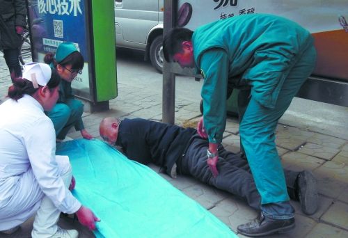 郑州七旬老人倒地无人扶多人在旁守候等救护车