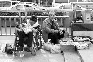 邵爷爷和刘奶奶在地铁口卖一些小物件本版图片现代快报记者李雨泽摄