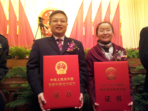 （圖為王柯敏教授、何鳳嬌教授在人民大會堂接受國家領導人的頒獎）