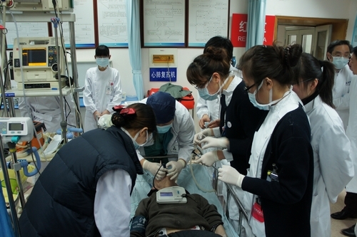 附属东方医院救治气管卡物患者(图)