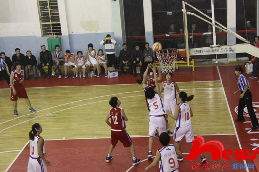 女篮重庆大学61:37大胜湖南工业职业技术学院