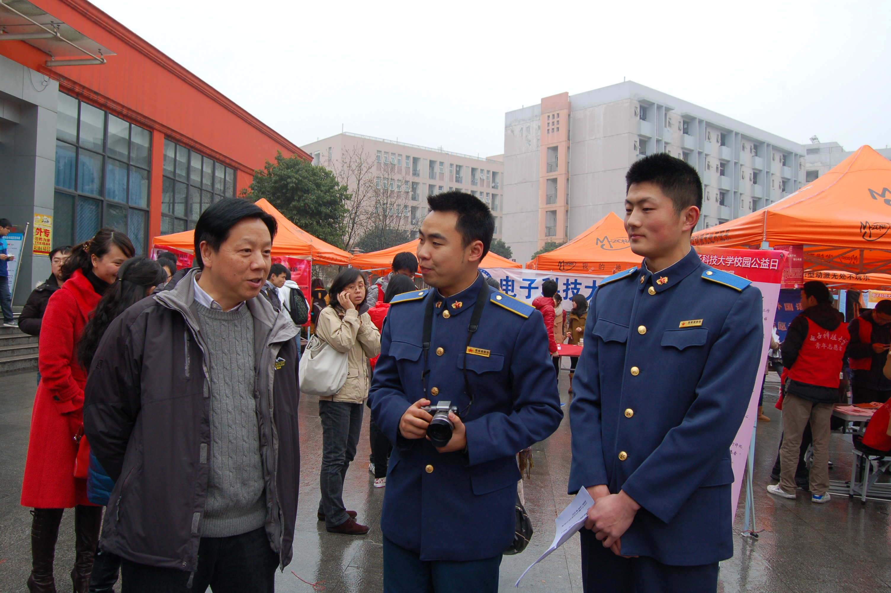 校党支部以学雷锋,迎军运走进社区志愿服务为