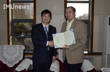 陈国庆校长为文学与新闻传播学院兼职教授颁发