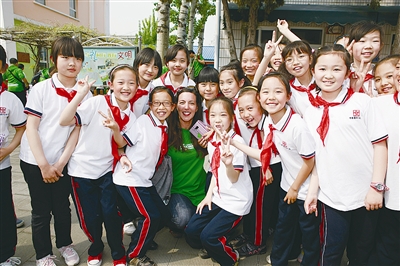 喜迎外籍客人 呼小学生当翻译_教育频道_凤凰网