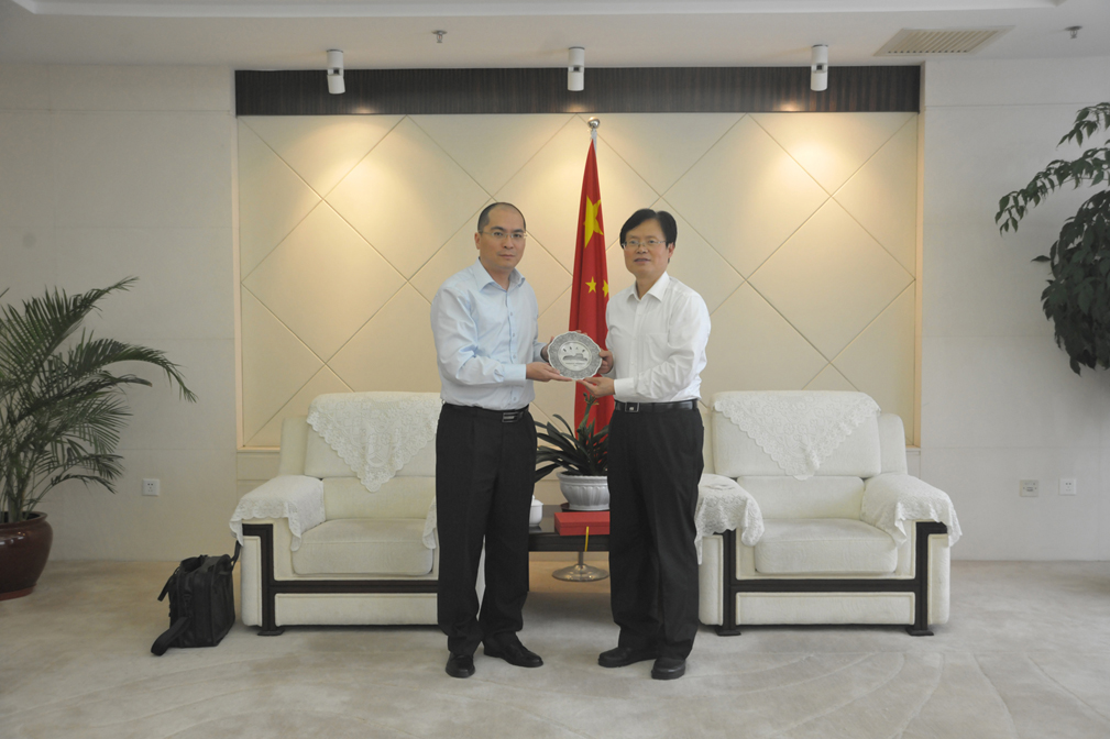 上海汽车集团股份有限公司乘用车公司领导来校