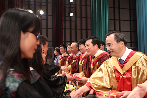 我校举行2012届本科生毕业典礼暨学士学位授