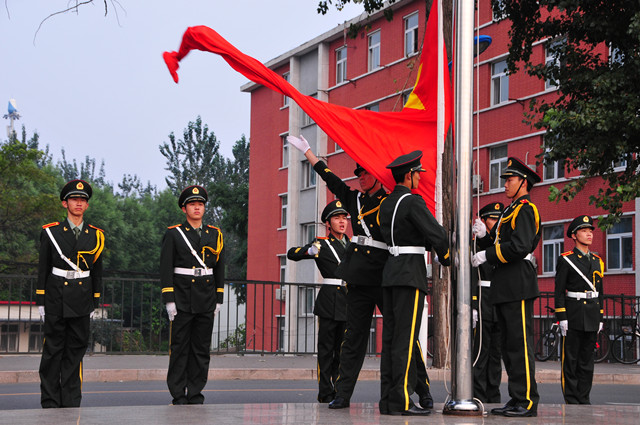 北理工国旗班荣获北京高校第三届国旗仪仗队升旗仪式比赛二等奖