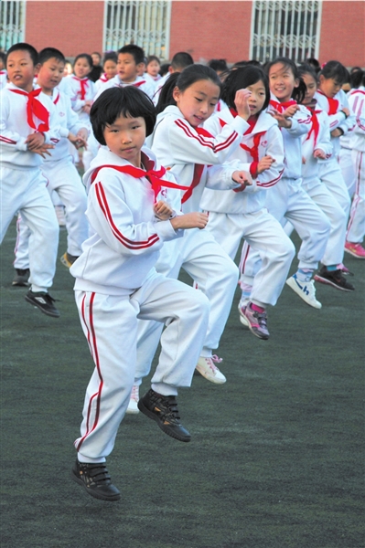崇文小学的学生们在认真地跳"骑马舞".崇文小学供图