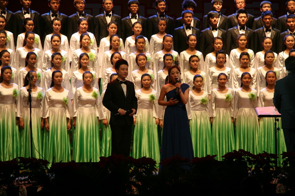 音乐学院学生王龙,张蕾担任合唱队领唱