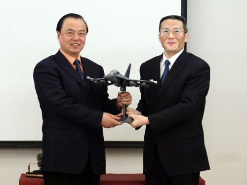 我校与中航工业洪都签署产学研合作协议
