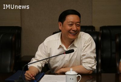 自治区党委组织部干部四处处长孙福龙宣读了自治区党委关于内蒙古大学