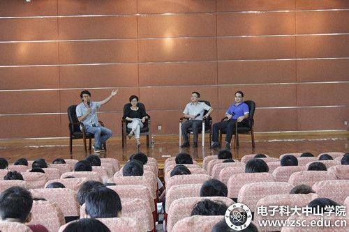 三位校友分别是中山学院97,98级中文系的新闻专业的毕业生,在基层