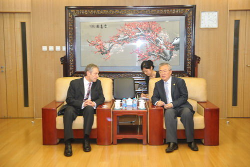 英国伦敦大学玛丽女王学院院长访问我校