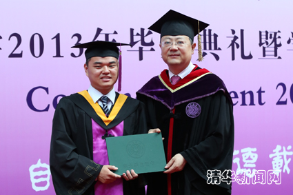 图为陈吉宁向毕业生授予学位证书.记者 智 斐 摄