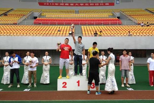 运动健儿在2013年湖南省大学生田径锦标赛中