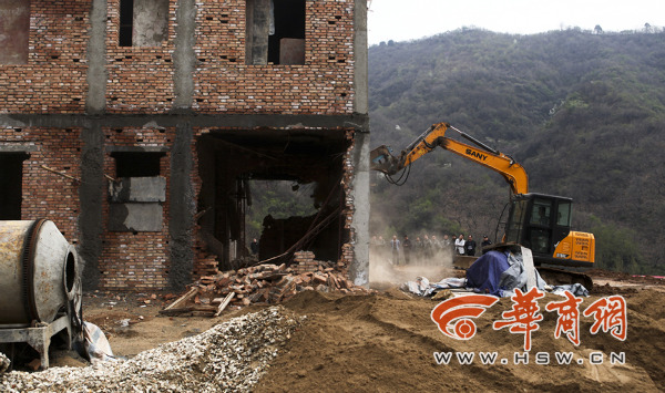 秦岭保护区19栋违建别墅将分两轮拆除 昨日拆3栋