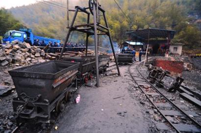 湖南煤矿矿车脱轨15人遇难 3人被甩出矿车(图