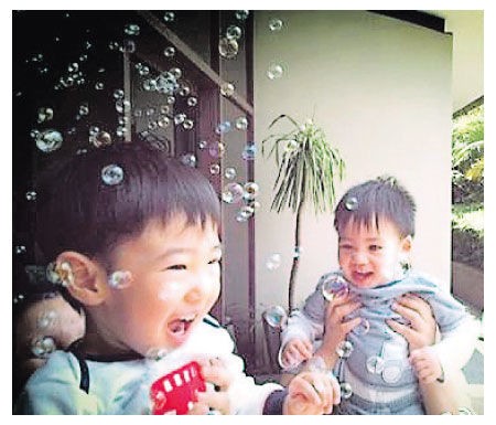 李嘉欣上传儿子玩肥皂泡照片 自称心满意足_娱乐频道_凤凰网