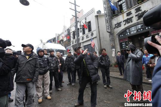 抗战大片《温故1942》重庆取景 冯小刚现身导