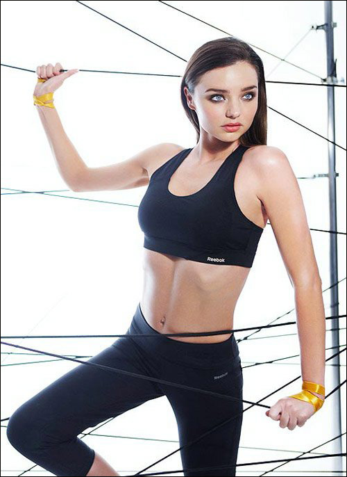 米兰达·可儿代言<em>运动品牌</em> 超<em>短裤</em>爆乳大展喷