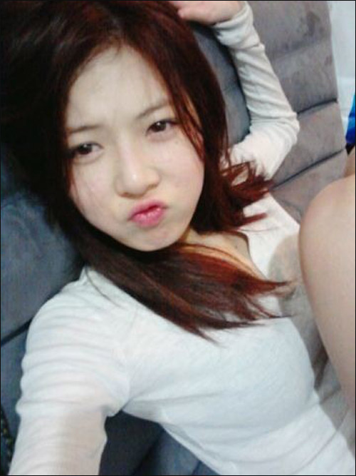 泫雅自拍_4minute泫雅戴项链自拍秀靓丽美颜图