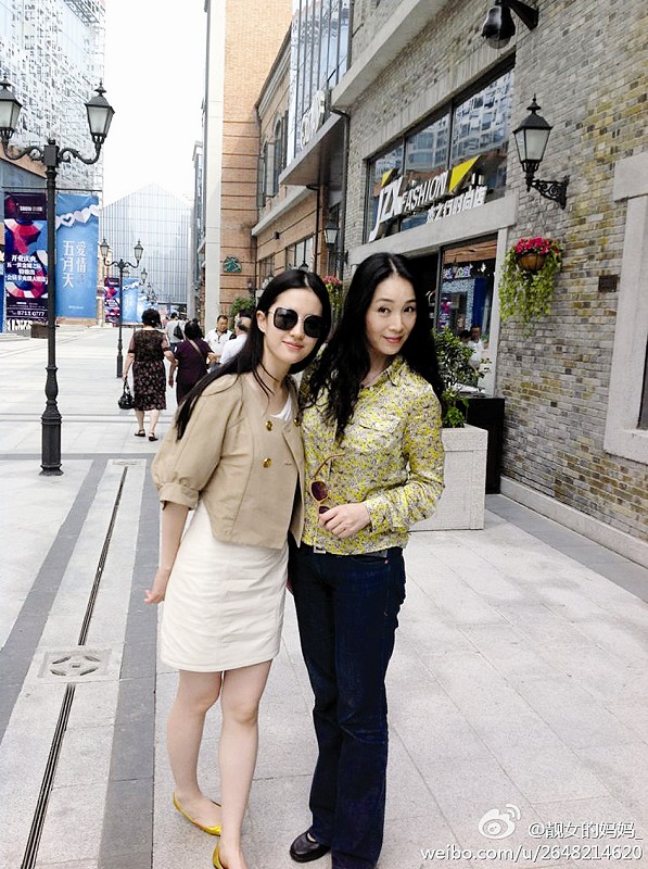 刘亦菲现身武汉东湖、汉街等地 网友微博直播