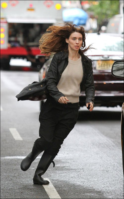 鲁妮·玛拉《苦果》 被警察“抓” 挣扎撒泼披头散发_娱乐频道_凤凰网