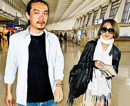 戴佩妮与男友(1/4张 戴佩妮台北连唱两场 与男友晒恩爱泪洒舞台