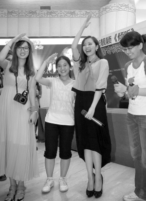 出道七年纪念日 张靓颖戴红领巾签售