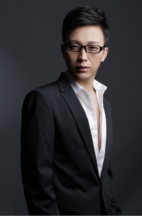 [热心]李玉刚微博找寻失主 身体力行受称赞_娱