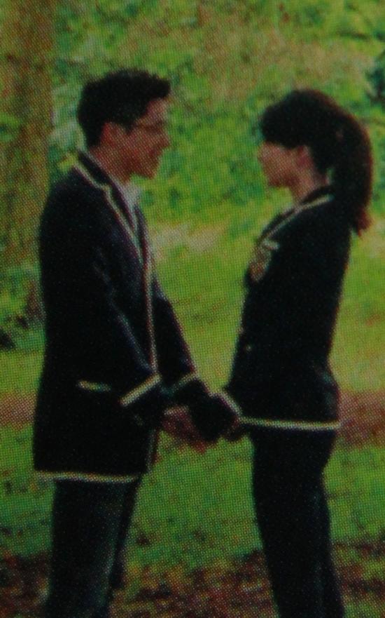 郭晶晶霍启刚立体婚纱照曝光 扮嫩穿学生制服