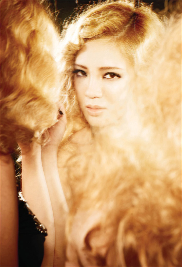 <em>少女时代孝渊</em>登杂志创刊号封面 金纱裹身(高清