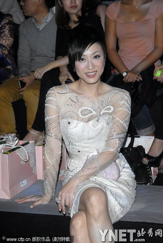 陈法蓉翘脚看秀不慎走光