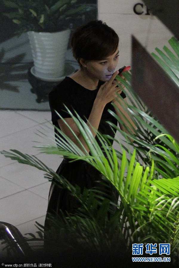 王珞丹利落短发变熟女 独自吃火锅忙聊微信(图)图片