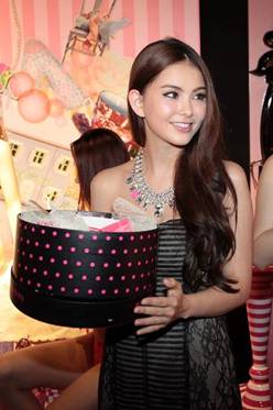 昆凌撇男友亮相芬狄诗魔力<em>先锋</em>派对 大秀<em>魔鬼</em>