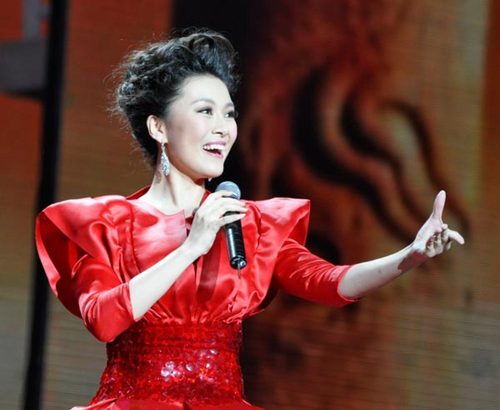 常思思红色礼服夺目 开场献唱《祖国颂》; 海政歌舞团献礼演出 常思思