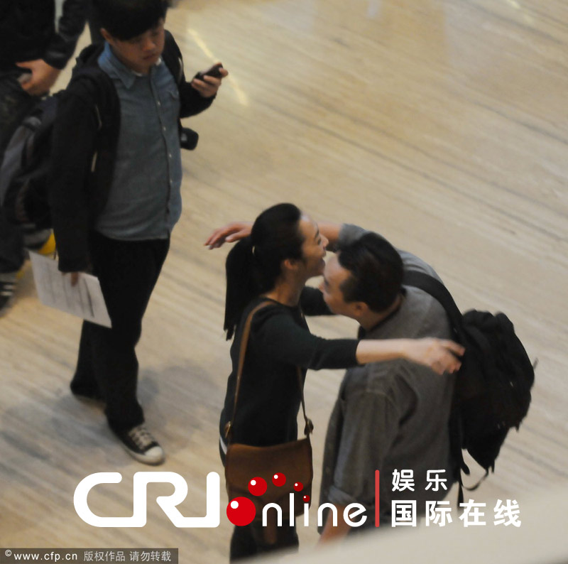 姚晨被传怀孕挖鼻子显不雅 酒店与男子热情拥