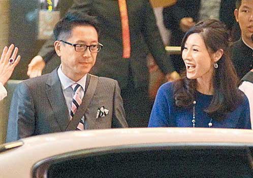 李嘉欣晒与老公温馨合照 豪宅