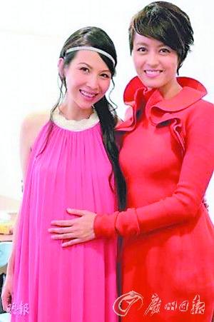有点发福的梁咏琪在怀孕了的蔡少芬面前并不显瘦。