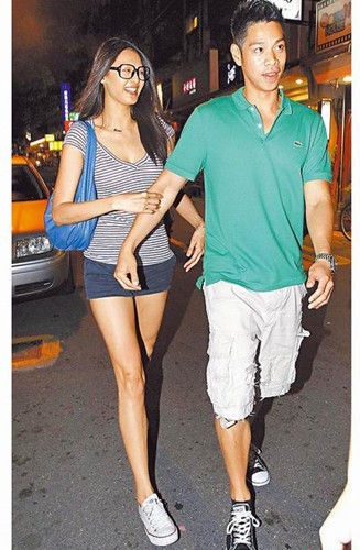 名模林嘉绮在美产女 小宝贝手长脚长似妈妈