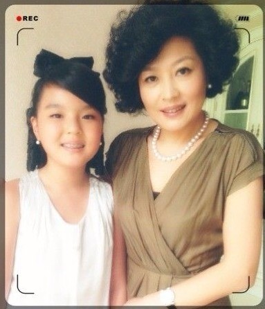 5月19日,央视导演哈文通过新浪微博晒出一张与女儿的合照,并祝福自己