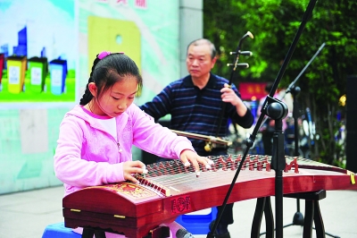 垃圾怎么分类?小学生抢着答题_志愿者 主持人