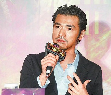 金城武巴黎帅照曝光 喝咖啡见铁塔成观光客