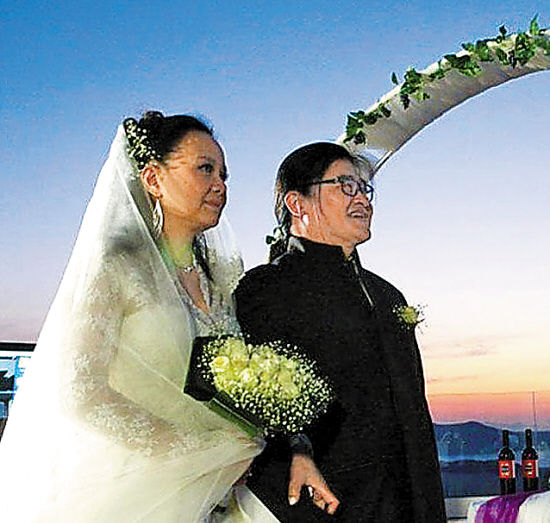 刘欢夫妇希腊庆"银婚"