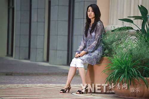 王雅捷复古写真曝光 花色上衣玩最炫民族风