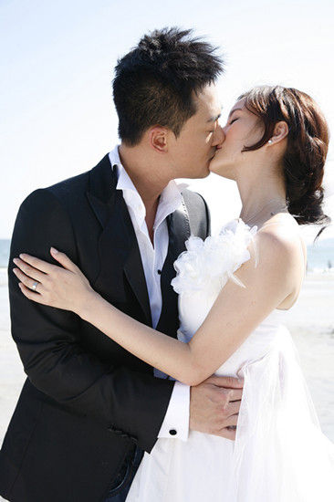 《诡婴吉咪》唯美婚纱照 林峰盛君海边拥吻